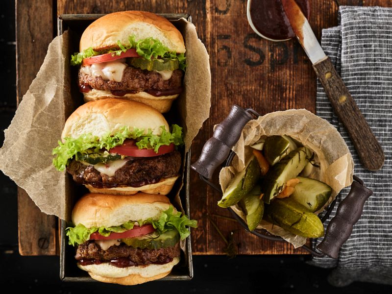 GRILLO'S PICKLES & KING'S HAWAIIAN SPICY CHEESEBURGER SLIDER